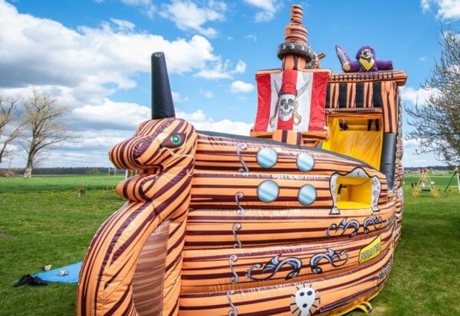 Didelis spalvingas piratų laivo formos pripučiamas batutas