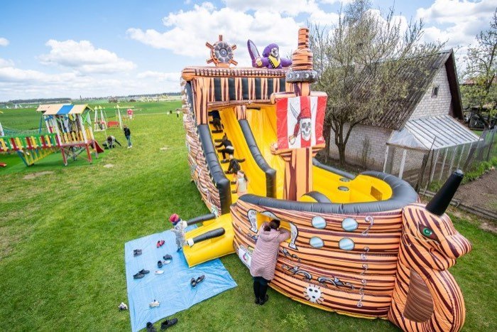 Piratų laivo pripučiamas batutas iš viršaus